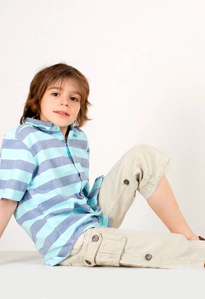 Portret van de ernstige jongetje dragen in een t-shirt in een str — Stockfoto