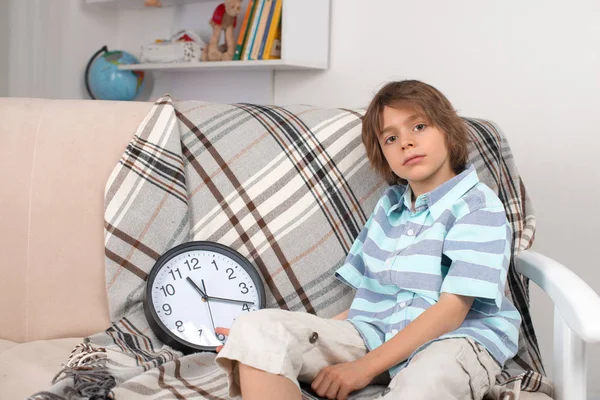 Retrato Del Niño Serio Vestido Con Una Camiseta Una Tira —  Fotos de Stock