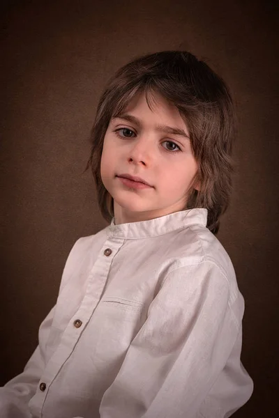 Retro een portret van het jongetje van de brunette in een witte sh — Stockfoto