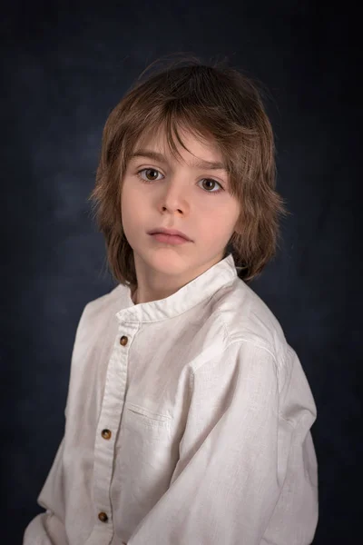 Retro portrét malého chlapce brunetka v bílém sh — Stock fotografie