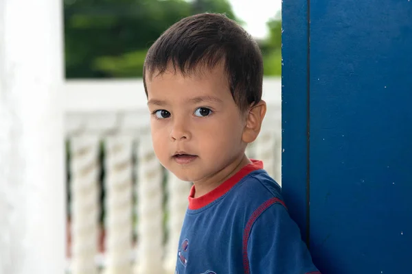 Close-up van emotionele portret van de kleine jongen staande op een balc — Stockfoto