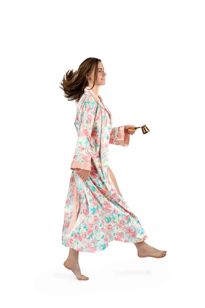 A jovem mulher atraente em um longo vestido de seda vai para — Fotografia de Stock