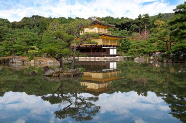 Kyoto, Japonya için altın köşk şaşırtıcı görünümü