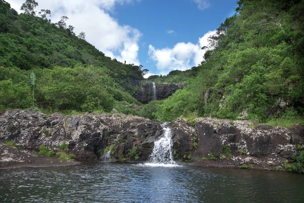 Vista natural de la isla de Mauricio - varios niveles de fal — Foto de Stock
