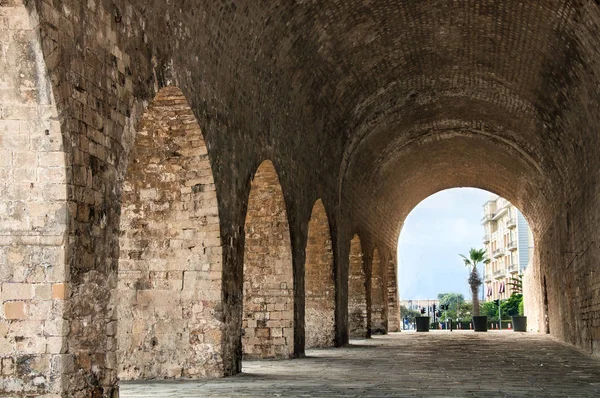 イラクリオン、クレタ島の首都の古代アーチ. — ストック写真
