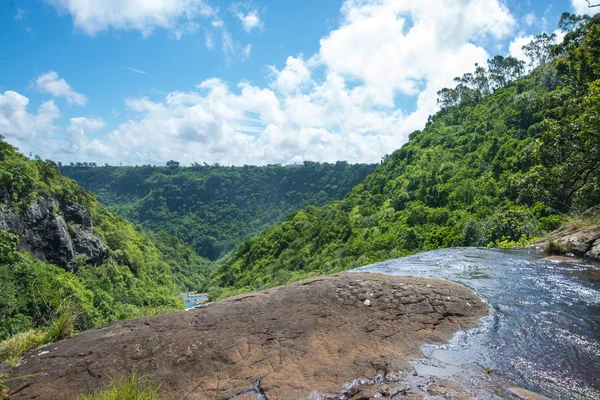 Vista natural de la isla de Mauricio - varios niveles de fal — Foto de Stock