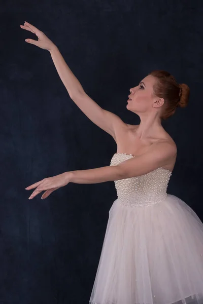 Bailarina Vestindo Danças Vestido Branco Clássicas Fundo Escuro Estúdio Cintura — Fotografia de Stock