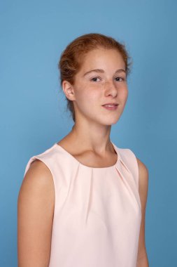 Kızıl saçlı çekici bir kızın stüdyo fotoğrafı.