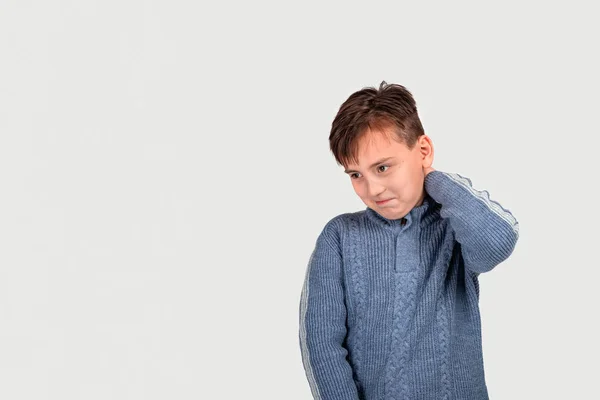 The boy is embarrassed by scratching his head.  He finds it diff — Stock Photo, Image