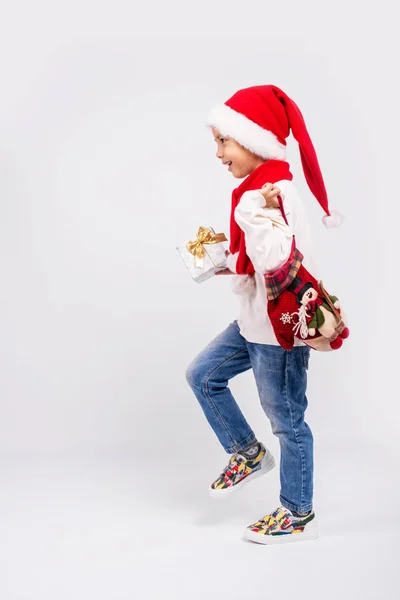 スタジオショットの笑顔面白いです子供にSanta red hat holding Chri — ストック写真