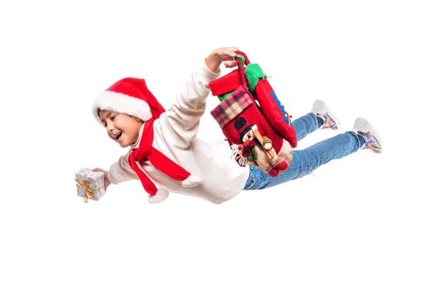 Studio strzał uśmiechnięty śmieszne dziecko w Santa czerwony kapelusz gospodarstwa Chri — Zdjęcie stockowe