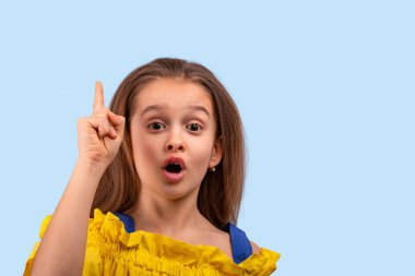 Sarı elbise giyen genç bir kızın atölye fotoğrafı.