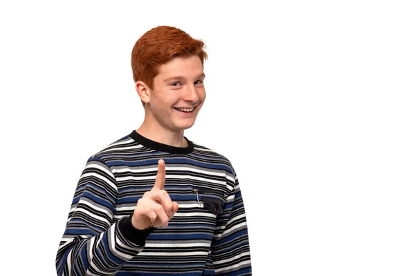 Media longitud retrato de un alegre adolescente chico con el pelo rojo ge —  Fotos de Stock