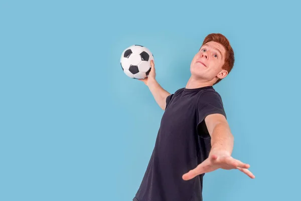 Aufnahme eines rothaarigen Teenagers, der einen Fußball in der Hand hält — Stockfoto