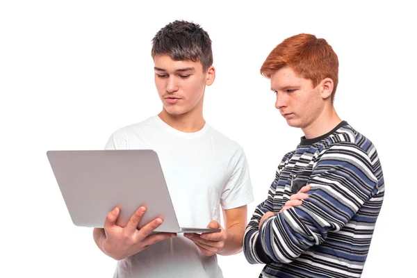 两个认真的年轻人在笔记本电脑上谈论着 — 图库照片