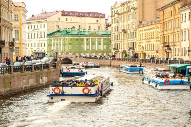 St. Petersburg kanalları ve nehirleri boyunca gezintiler. 