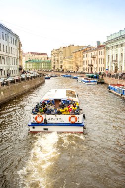 St. Petersburg kanalları ve nehirleri boyunca gezintiler. 