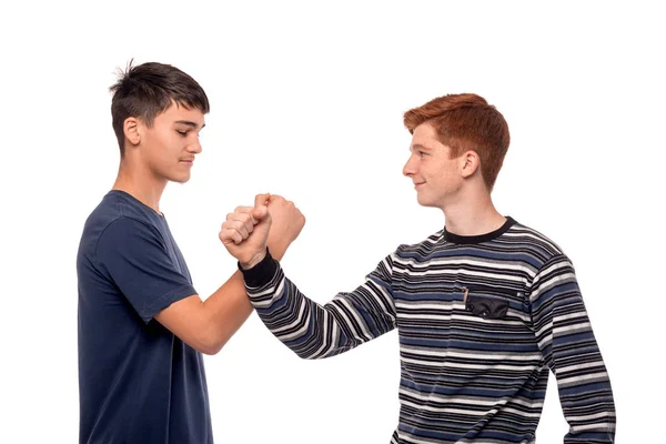 Dos chicos adolescentes gesto muestran fuerte amistad masculina, aislar —  Fotos de Stock