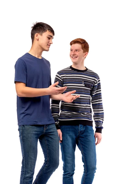 Två pojkar tonåringar gå och känslomässigt kommunicera, isolerade — Stockfoto