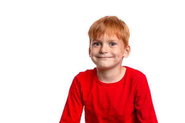 Záběr atraktivního rusovlasého usmívajícího se chlapce v červené košili, je — Stock fotografie