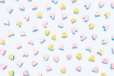 Kalp şeklinde pek çok renkli marşmelov dağılmış.