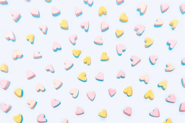 Many multi-colored marshmallows in the shape of hearts are scatt — 스톡 사진