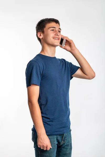 Fotografía del joven adolescente hablando por teléfono celular en un whi — Foto de Stock