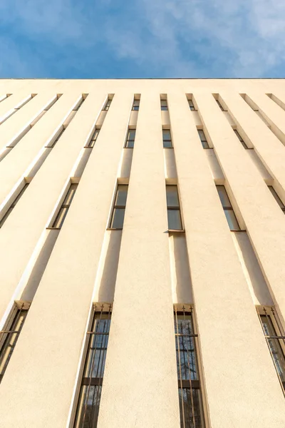Fragmento de un edificio moderno de gran altura contra el cielo azul, v — Foto de Stock