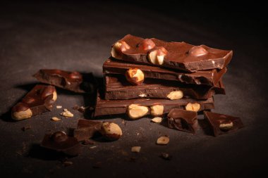 Koyu dokuma masasında fındıklı çikolata parçaları var.. 
