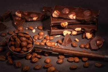 Koyu dokuma masasında duran fındıklı çikolata parçaları.. 