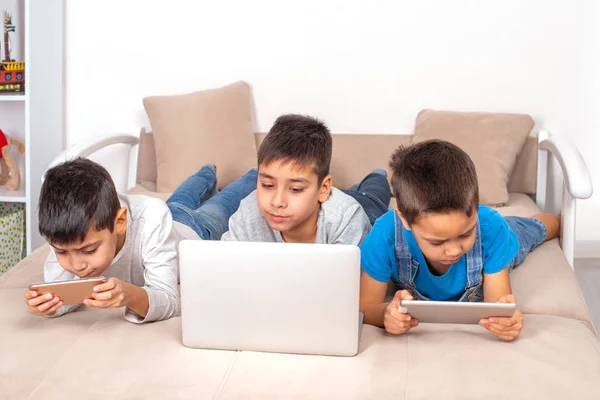 Crianças de diferentes idades usam gadgets para jogos, comunicação — Fotografia de Stock