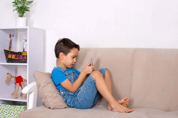 Los niños de diferentes edades utilizan aparatos para juegos, comunicación — Foto de Stock