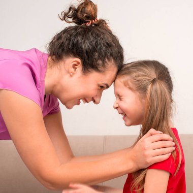 Sevgi dolu genç bir anne ve küçük Doug 'ı birlikte vakit geçiriyorlar.