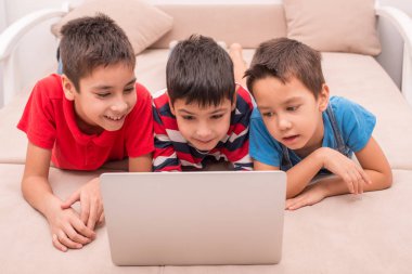 Farklı yaşlardaki çocuklar oyunlar ve iletişim için aygıtlar kullanıyorlar. 