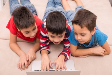 Farklı yaşlardaki çocuklar oyunlar ve iletişim için aygıtlar kullanıyorlar. 