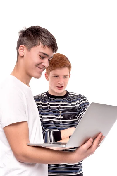 Due ragazzi adolescenti sono impegnati su un computer portatile e discutono qualcosa — Foto Stock