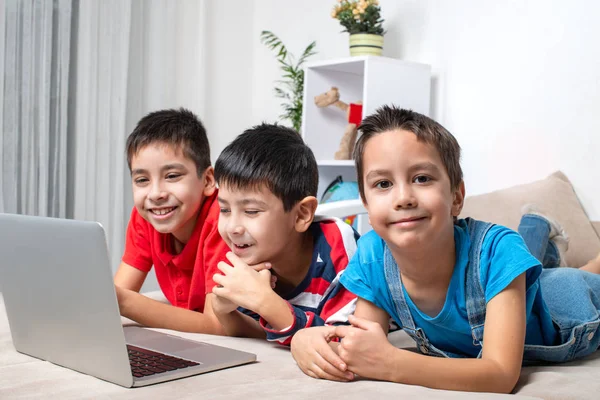 Los niños de diferentes edades utilizan aparatos para juegos, comunicación — Foto de Stock