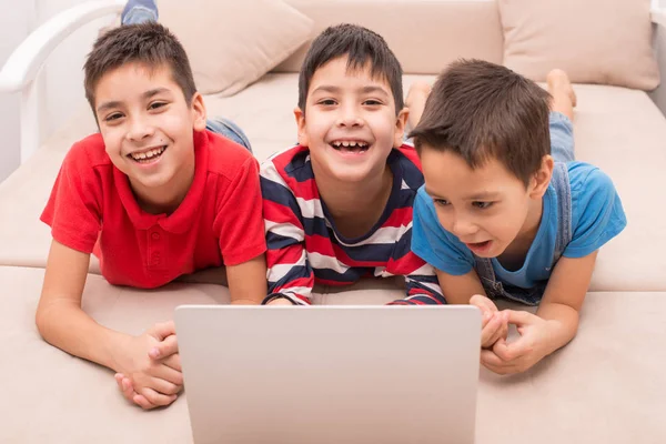 Los niños de diferentes edades utilizan aparatos para juegos, comunicación — Foto de Stock