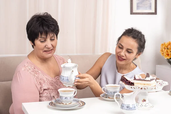 Aufnahme der Mutter und der erwachsenen Tochter, die Zeit zusammen bei hom verbringen — Stockfoto