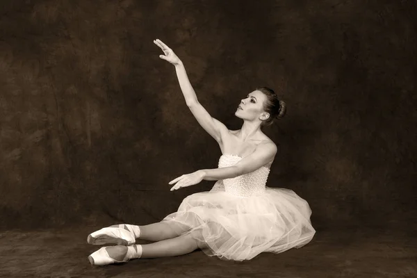 A bailarina retrô vestindo vestido branco clássico e pointes da — Fotografia de Stock