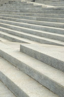 Güneşin gölgesiyle granitten yapılmış modern, şık, parlak şehir merdivenlerinin fotoğrafı..
