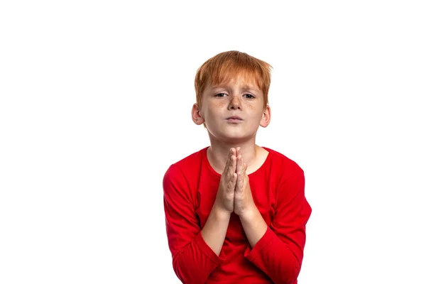 Талия Портрет Привлекательного Рыжеволосого Мальчика Красной Рубашке Изолированный Белом Эмоционально — стоковое фото