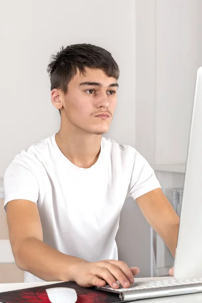 Shot Van Een Ernstige Tiener Guy Met Behulp Van Desktop — Stockfoto