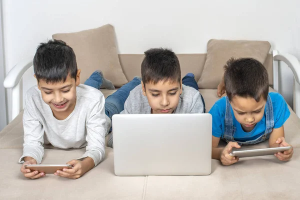 Três Irmãos Amigos Navegando Juntos Internrt Laptop Estilo Vida Moderno — Fotografia de Stock
