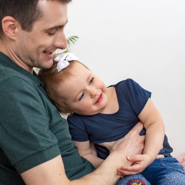 Küçük kızı olan genç bir adam evde vakit geçiriyor. Ailedeki erkeklerin modern rolü..