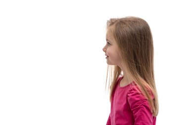 Uzun sarı saçlı, güzel, gülümseyen bir kızın belden yukarı portresi stüdyoda beyaz arka planda.