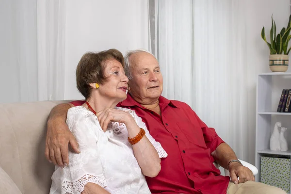 Porträt Eines Älteren Paares Das Zusammen Auf Der Couch Sitzt — Stockfoto