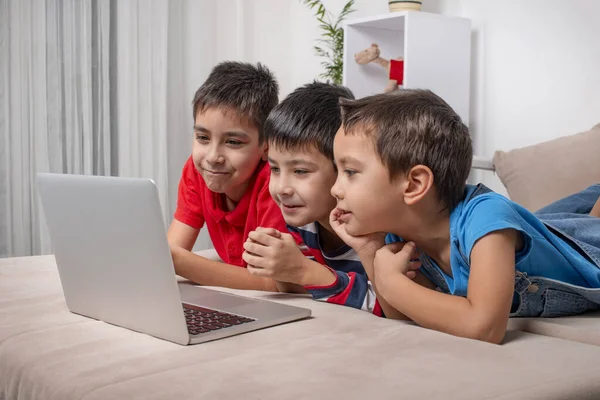 Tres Hermanos Amigos Divierten Navegando Juntos Por Interior Portátil Estilo — Foto de Stock