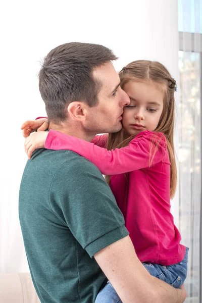 Jeune Homme Avec Une Petite Fille Passe Temps Maison Rôle — Photo