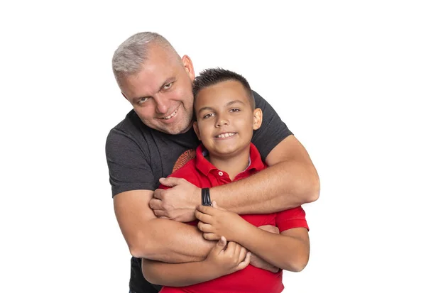 Beyaz Arka Planda Gülümseyen Bir Babanın Oğluna Sarılmasının Belden Yukarı — Stok fotoğraf